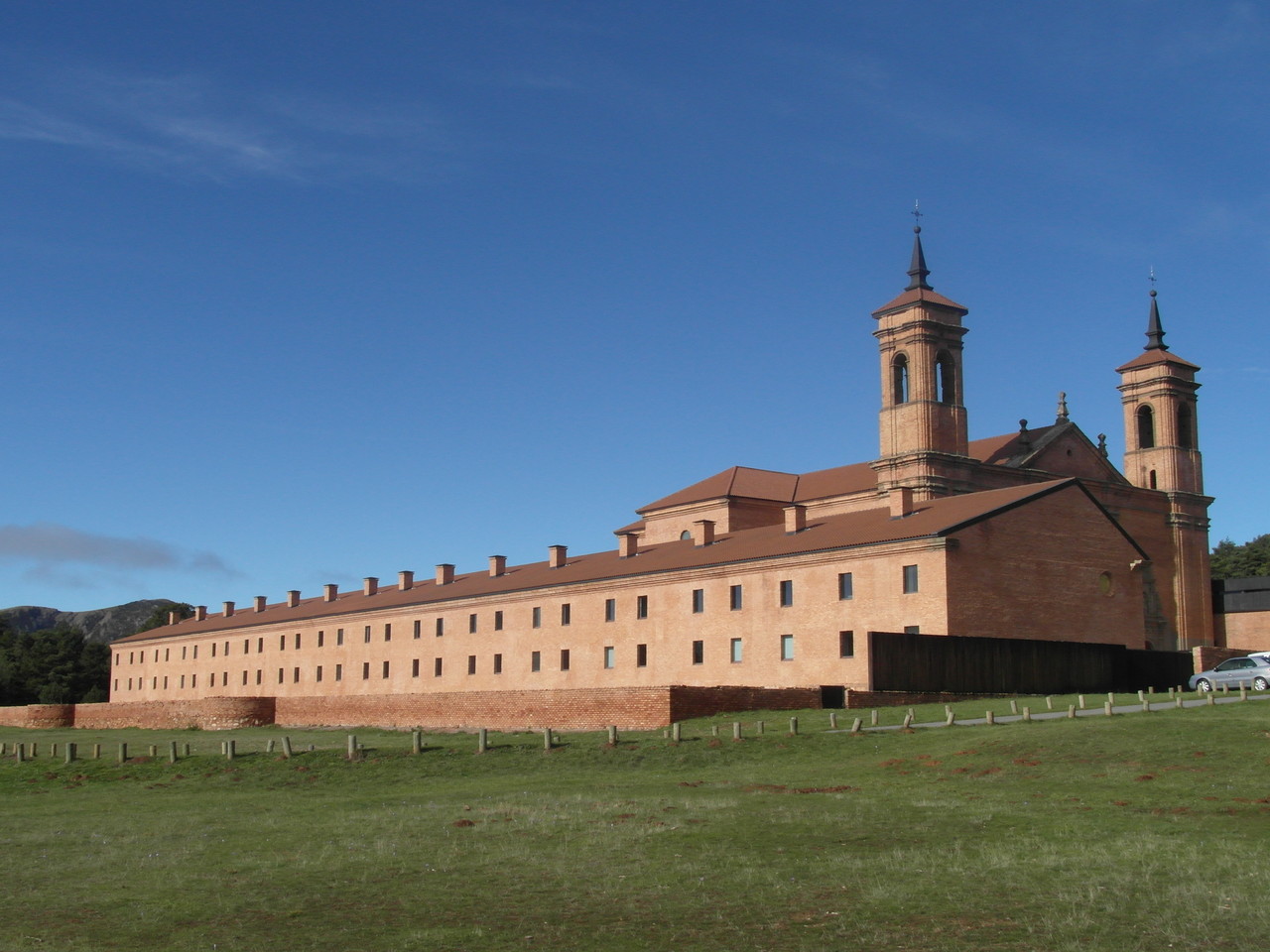 Vista del monasterio nuevo desde la pradera