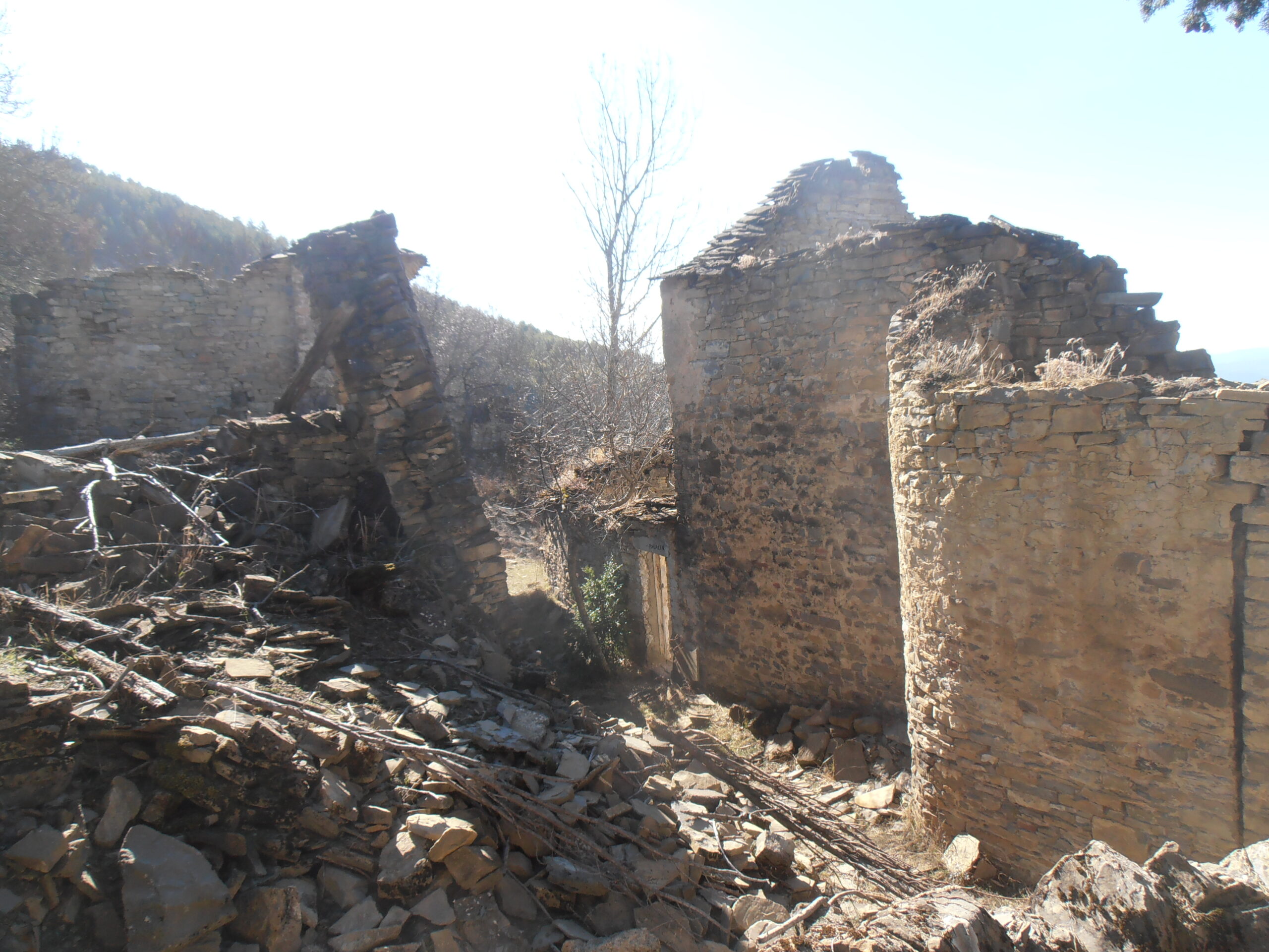 Ruinas de antiguas casas de Bergosa en la provincia de Huesca