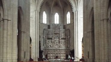 Interior de la Catedral de Huesca con su retablo mayor