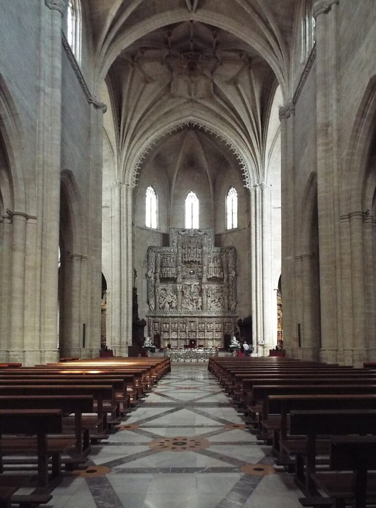 Interior de la Catedral de Huesca con su retablo mayor