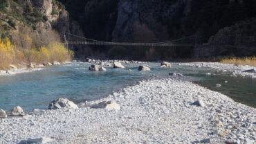 Puente colgante de Jánovas sobre el río Ara, en el Sobrarbe