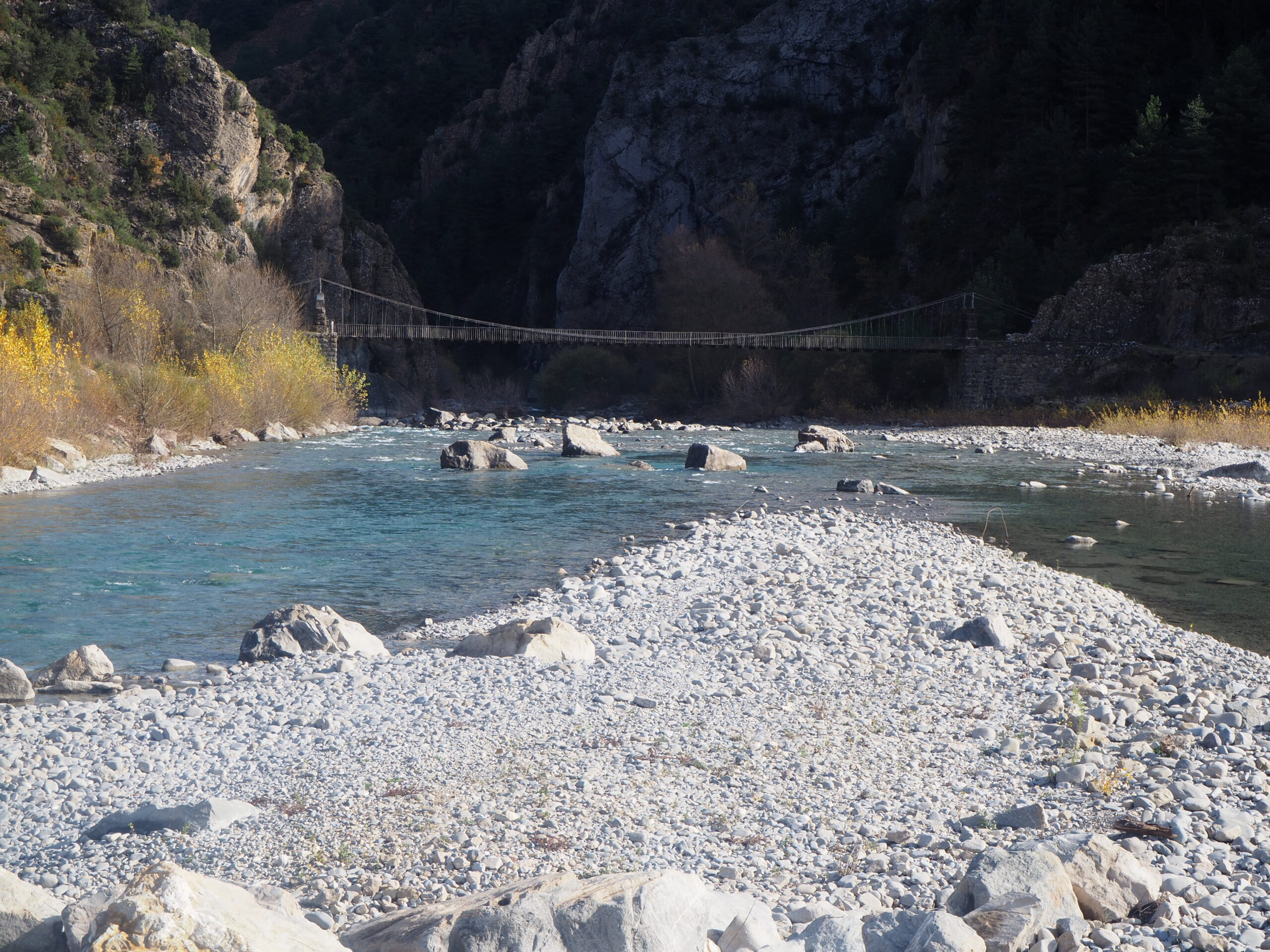 Puente colgante del núcleo de Jánovas sobre el río Ara en Sobrarbe