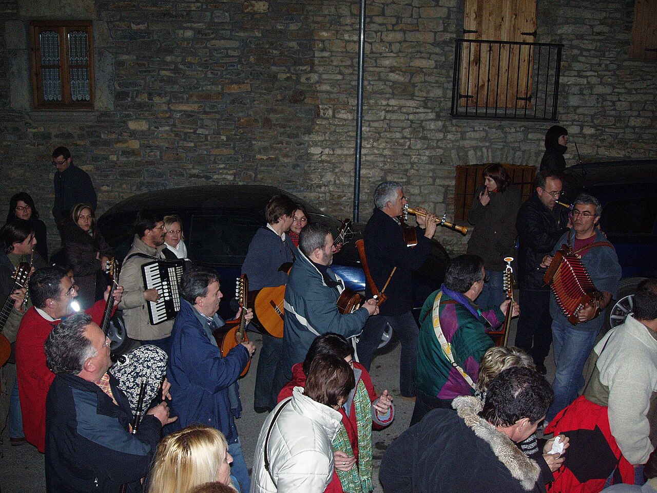 Integrantes de La Ronda de Boltaña en una actuación de música popular aragonesa