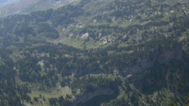 Llanos del Hospital de Benasque y Aneto al fondo, terreno de montaña