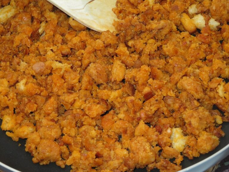 Plato de migas aragonesas, especialidad de la gastronomía de Aragón