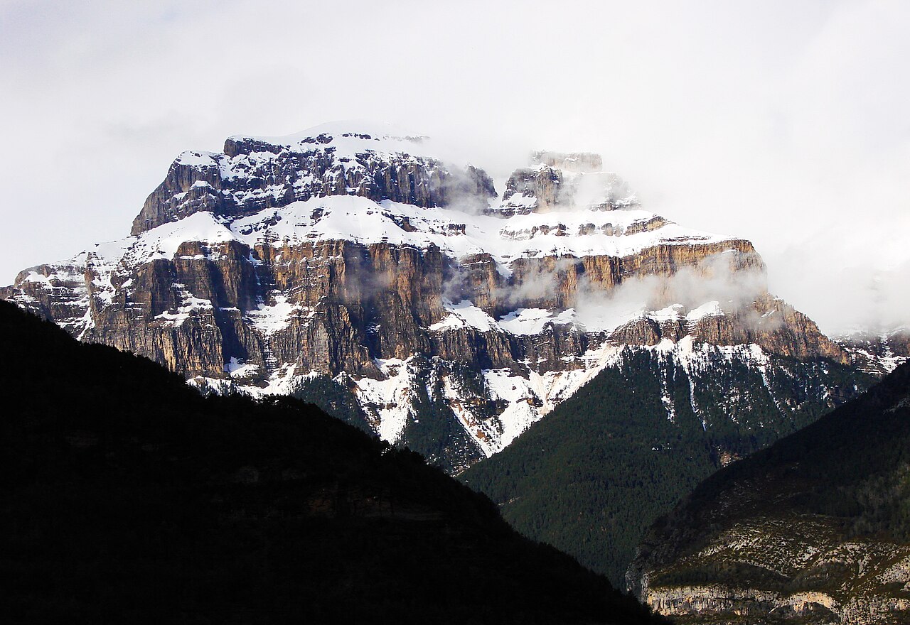 Paredes rocosas del valle de Ordesa vistas desde Torla