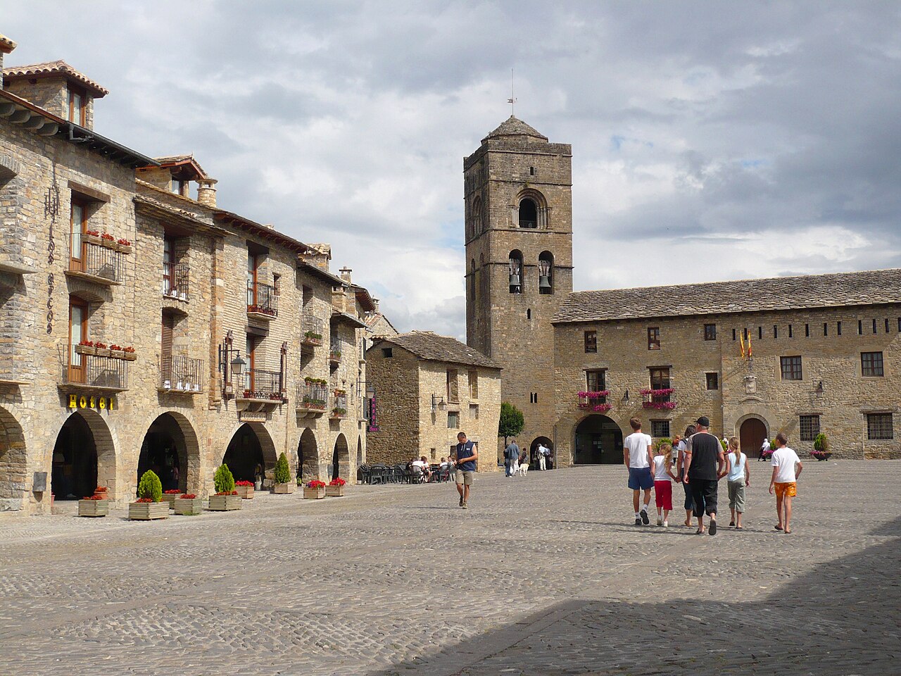 Plaza Mayor de Aínsa, escenario habitual de la Morisma