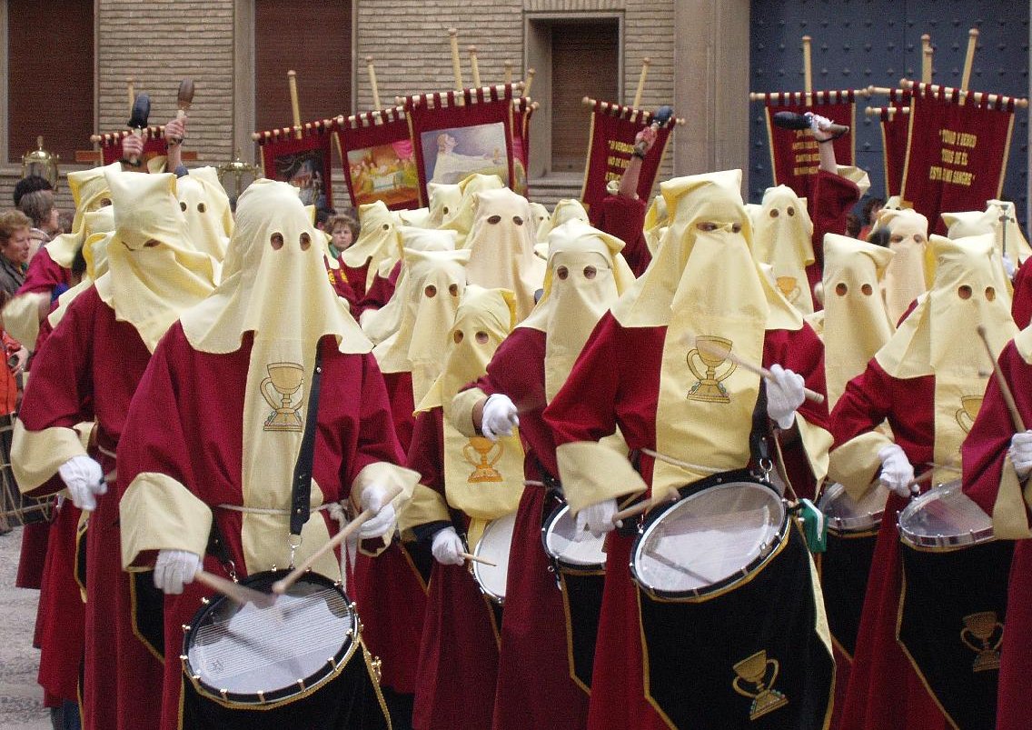 Banda de tambores en una procesión de la Semana Santa en Huesca