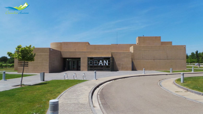 Entrada y edificio del Centro de Arte y Naturaleza CDAN de Huesca