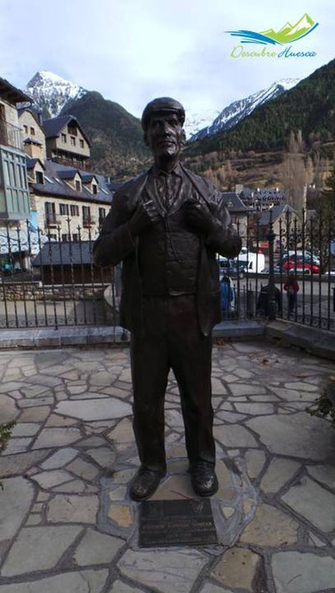 Escultura en homenaje a Fermín Arrudi, el Gigante de Sallent de Gállego.