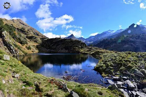 ibón superior de villamuerta y aneto al fondo