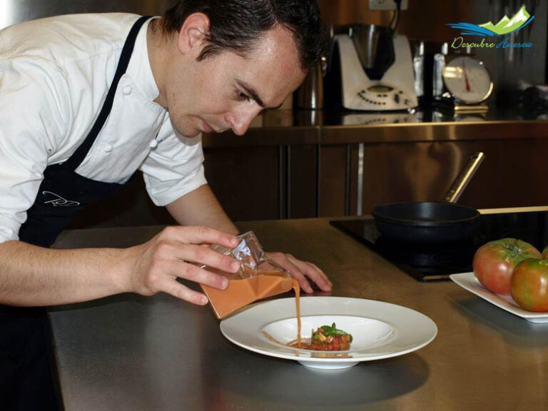 Cocinero trabajando en una cocina de Huesca